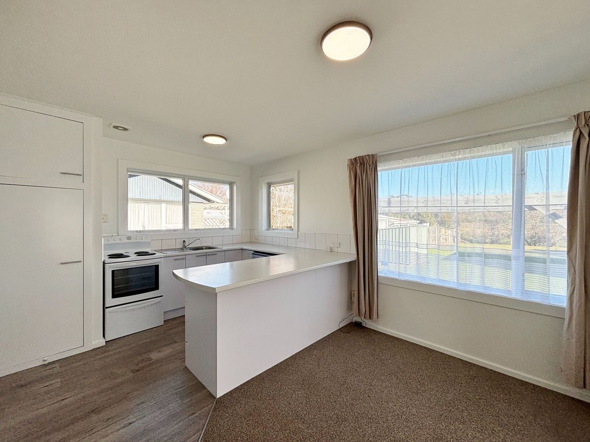 BURWOOD - 3 BEDROOMS, 1 BATHROOM, HEATPUMP, DOUBLE GARAGE - Ansicht 2