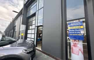 AFFORDABLE SHOWROOM / WAREHOUSE

 

