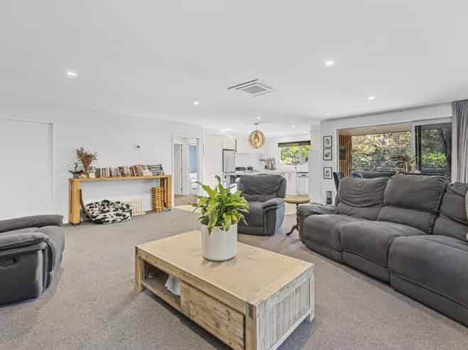 198 Seaview Road, Westown