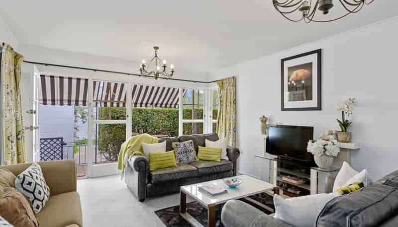 2/98 Office Road, MERIVALE