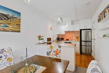 2/98 Office Road, MERIVALE