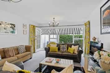 2/98 Office Road, MERIVALE
