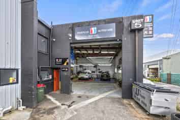 Chattel-equipped Wairau automotive workshop