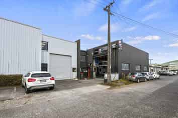 Chattel-equipped Wairau automotive workshop