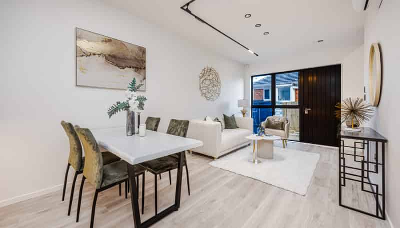 2/18 Bradbury Road, Botany Downs