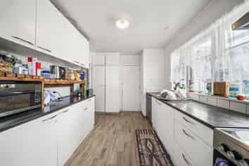 16 Beaubank Road, Kelston