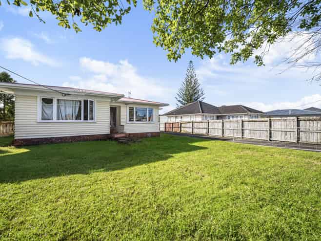 16 Beaubank Road, Kelston