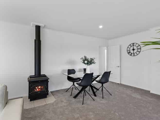 714 Courtenay Road, Charing Cross