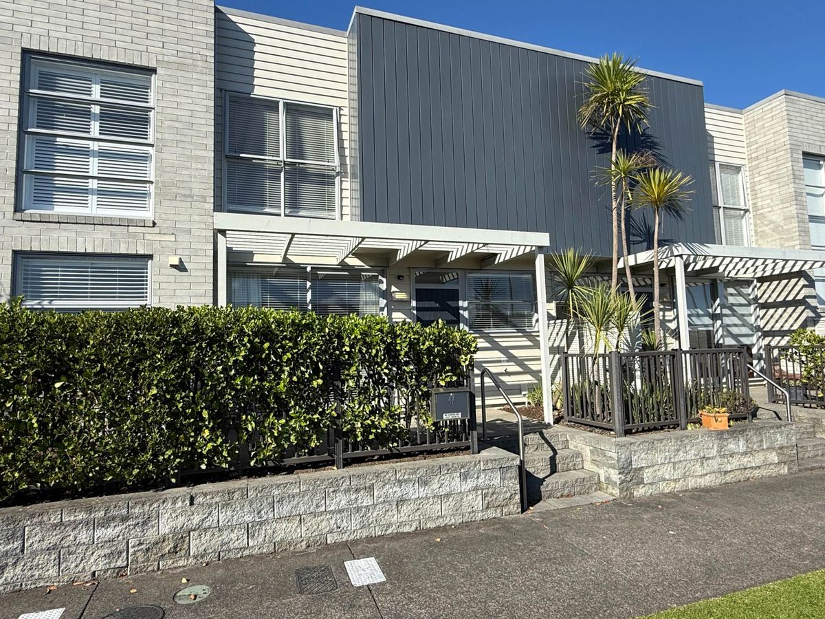 STUNNING 2 BEDROOM HOME IN PRIME LOCATION