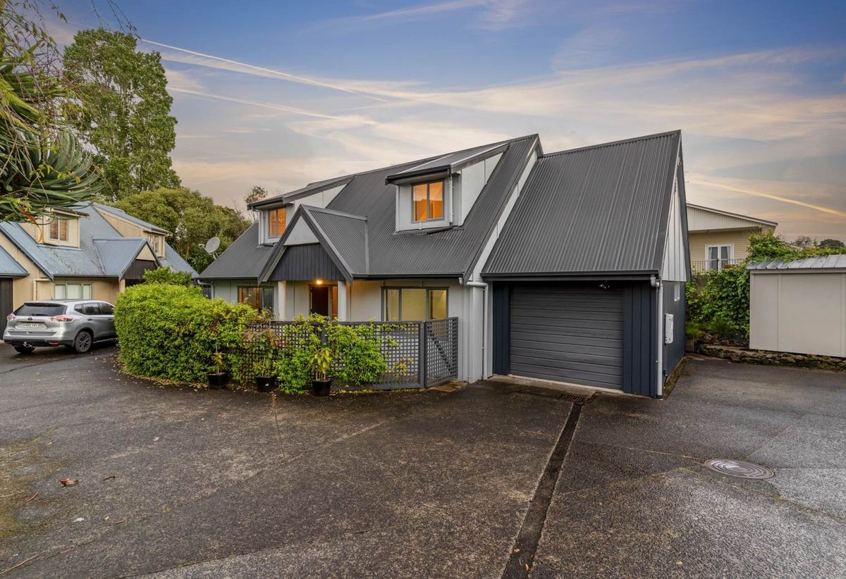 Private, Sunny & Spacious 3 Bedroom Freestanding Home