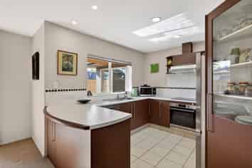 12 Lisa Place, Brookfield