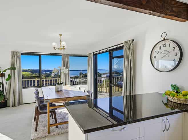 2/983 Beach Road, Torbay