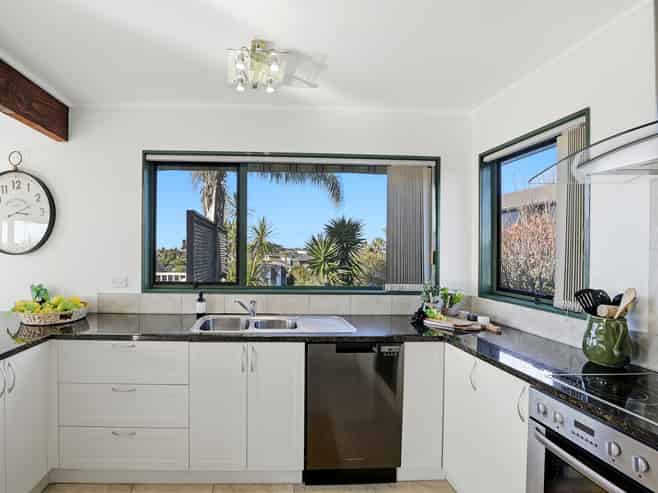 2/983 Beach Road, Torbay