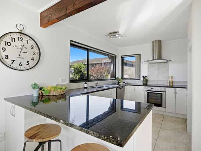 2/983 Beach Road, Torbay