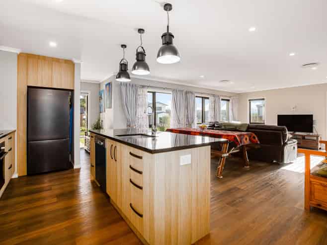 24 Queen Charlotte Drive, Aotea