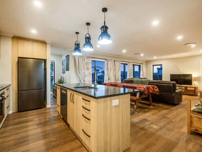 24 Queen Charlotte Drive, Aotea