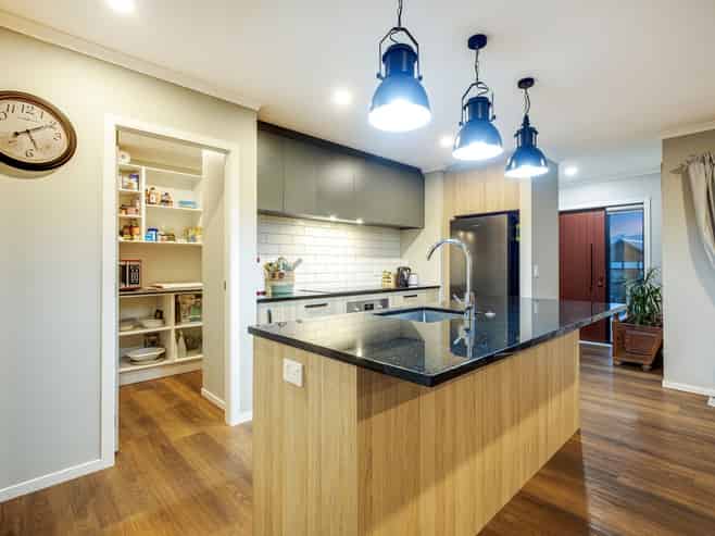 24 Queen Charlotte Drive, Aotea