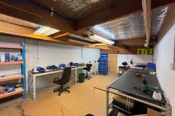 Secure & Versatile 416m² Industrial