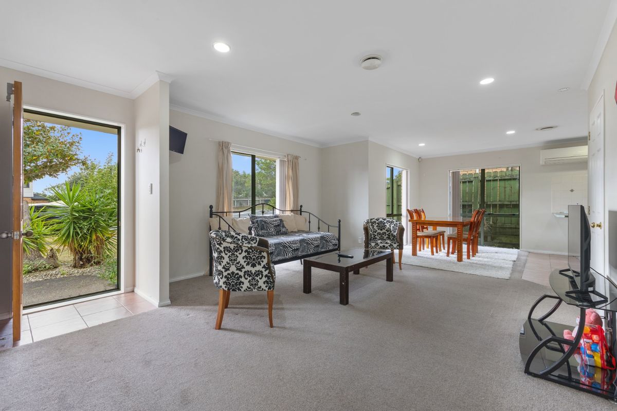 Stunning Family Home with Double Garage & Outdoor Space in Flat Bush – pohled 4