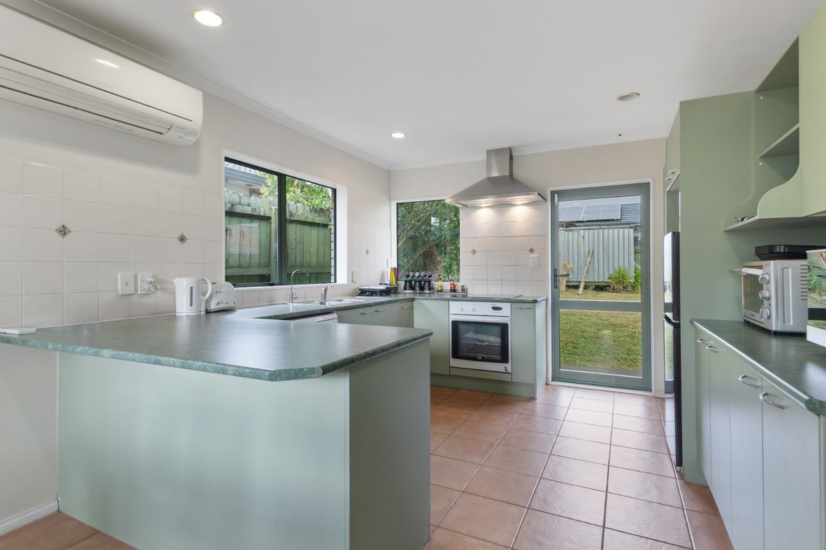 Stunning Family Home with Double Garage & Outdoor Space in Flat Bush – pohled 6