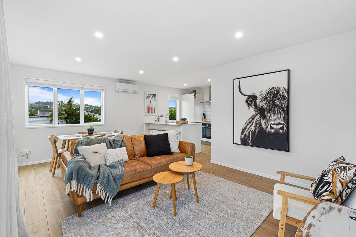 Sunny Modern 2BR Home – Walk to Red Beach & Orewa