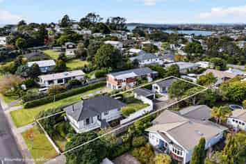 20 & 20A Brian Crescent, Stanmore Bay
