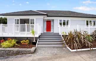 20 & 20A Brian Crescent, Stanmore Bay