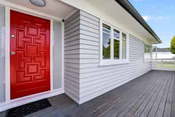 20 & 20A Brian Crescent, Stanmore Bay