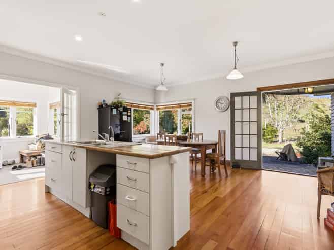 1190 Ohura Road, Matiere