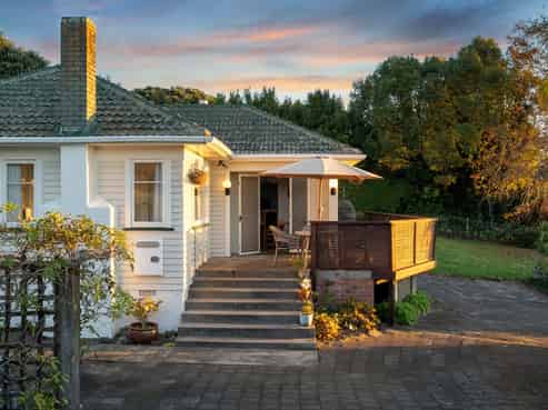 44 Kiwi Esplanade, Mangere Bridge
