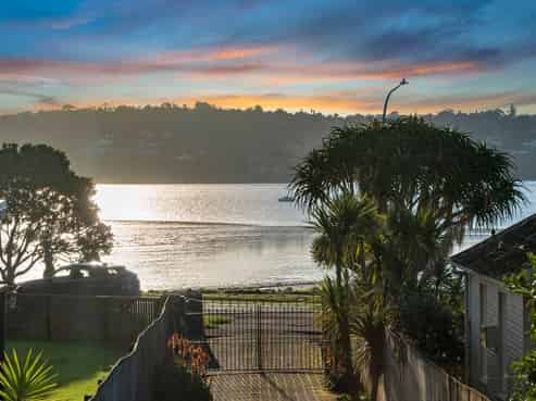 44 Kiwi Esplanade, Mangere Bridge