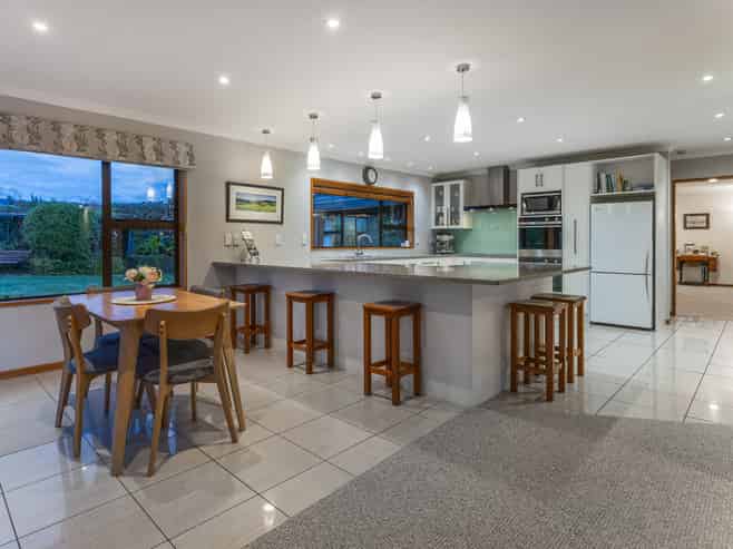 1 Stoneleigh Grove, Paraparaumu