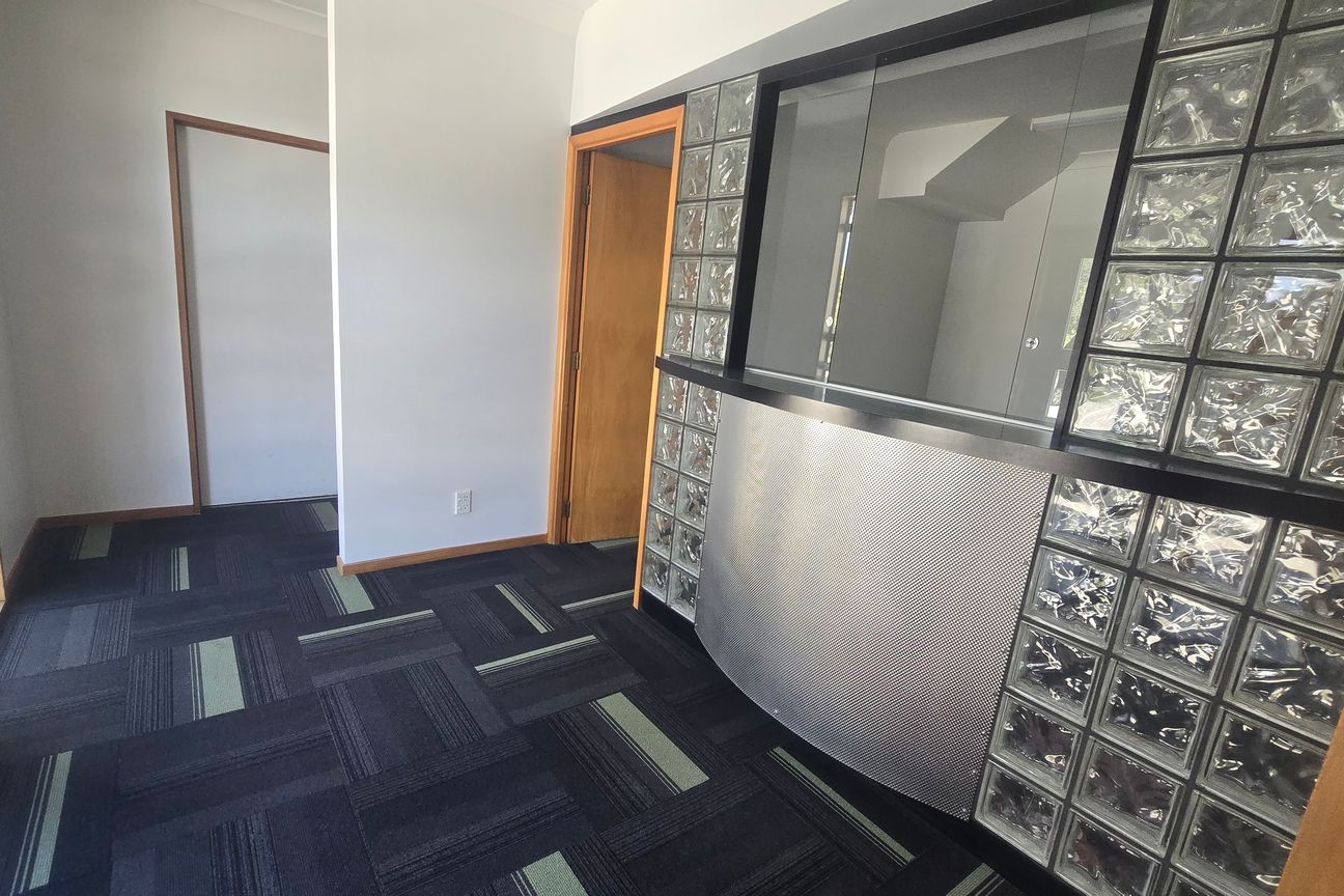 Convenient Industrial Warehouse Unit - Vista 3