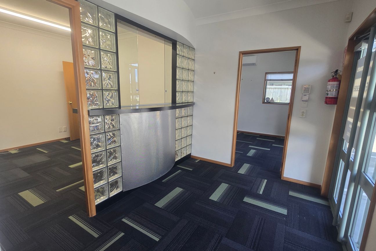 Convenient Industrial Warehouse Unit - Vista 4