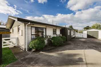 8A Clarence Cox Crescent, Pirimai