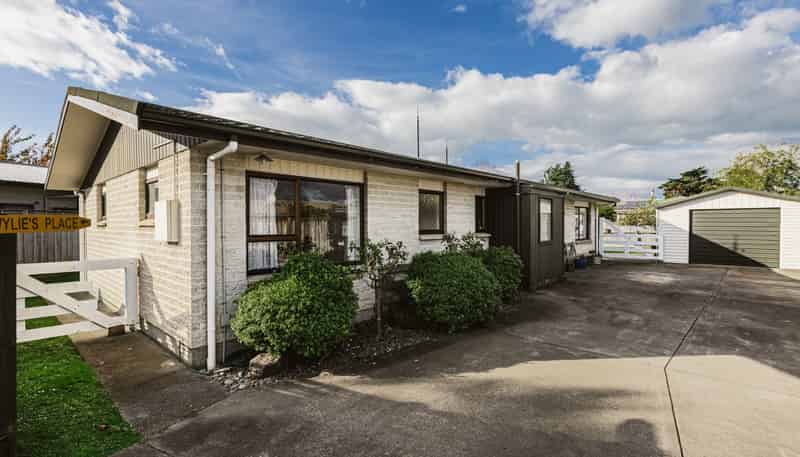 8A Clarence Cox Crescent, Pirimai