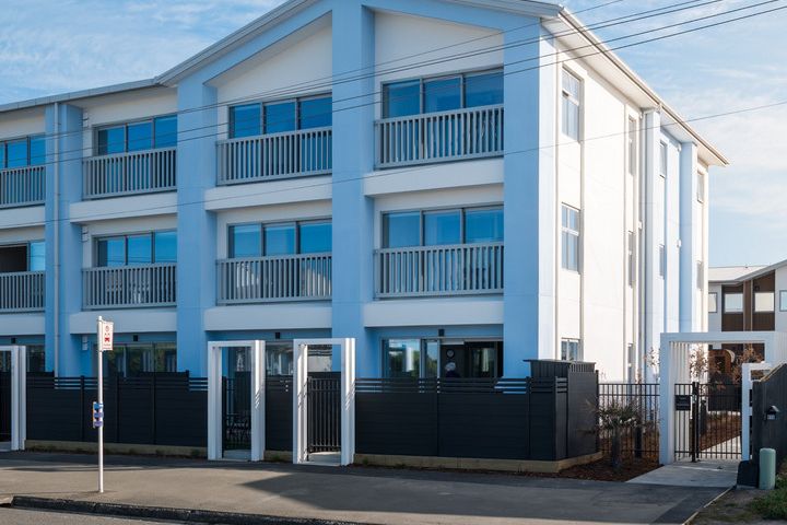 Waterfront Apartment with generous amenities - Widok 2