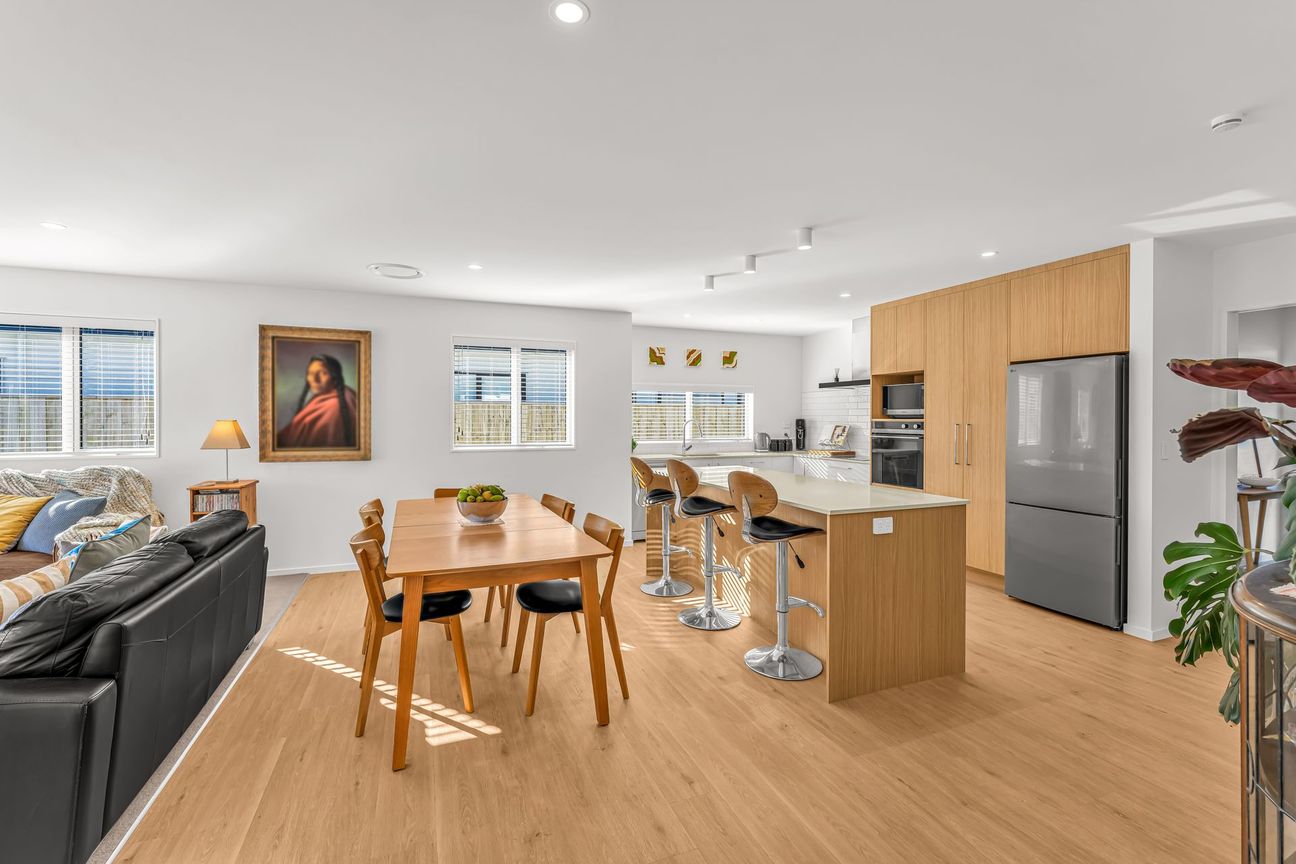Contemporary Comfort with Solar Efficiency - Mehr