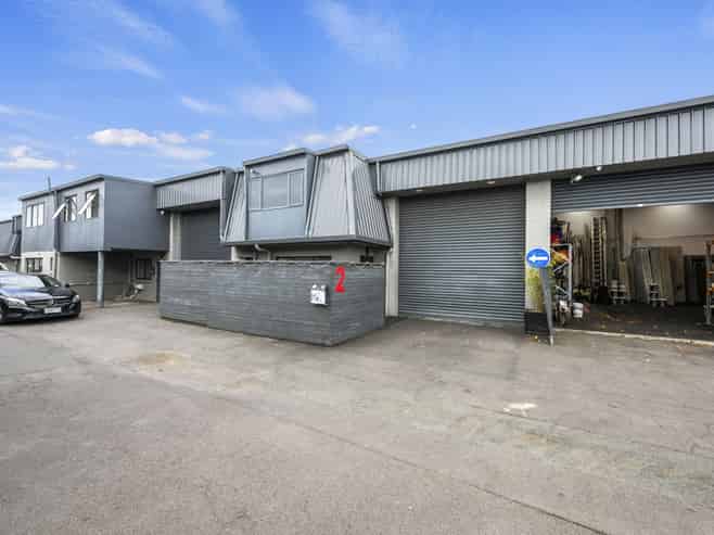 East Tamaki industrial unit for lease + 4 parking