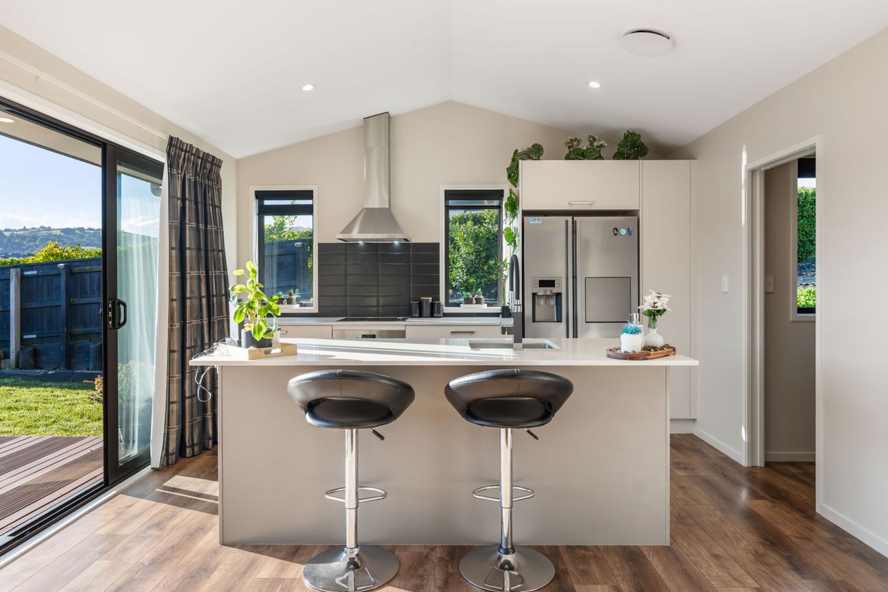 Sun-Soaked Family Living on Hillpark Drive! - Aanzicht 4