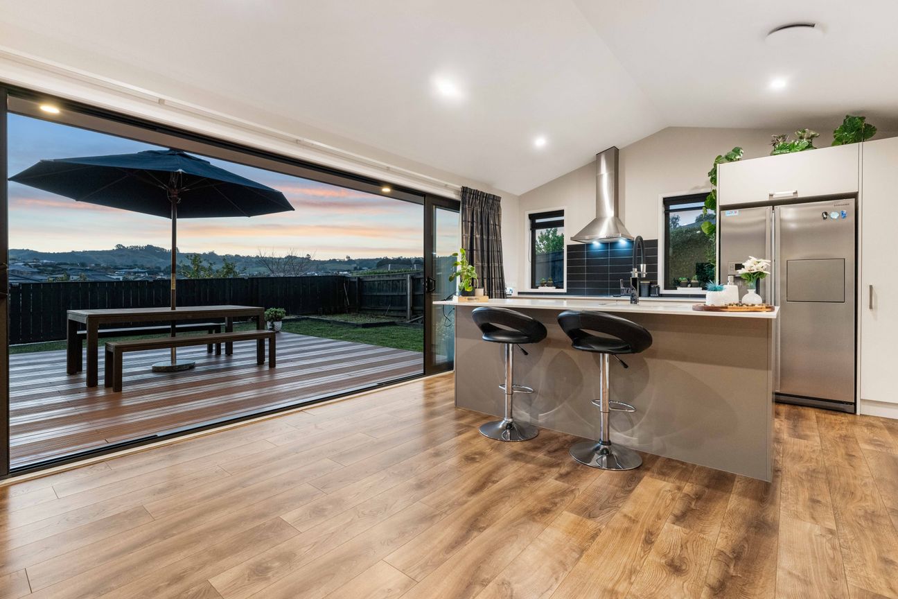 Sun-Soaked Family Living on Hillpark Drive! - Aanzicht 2