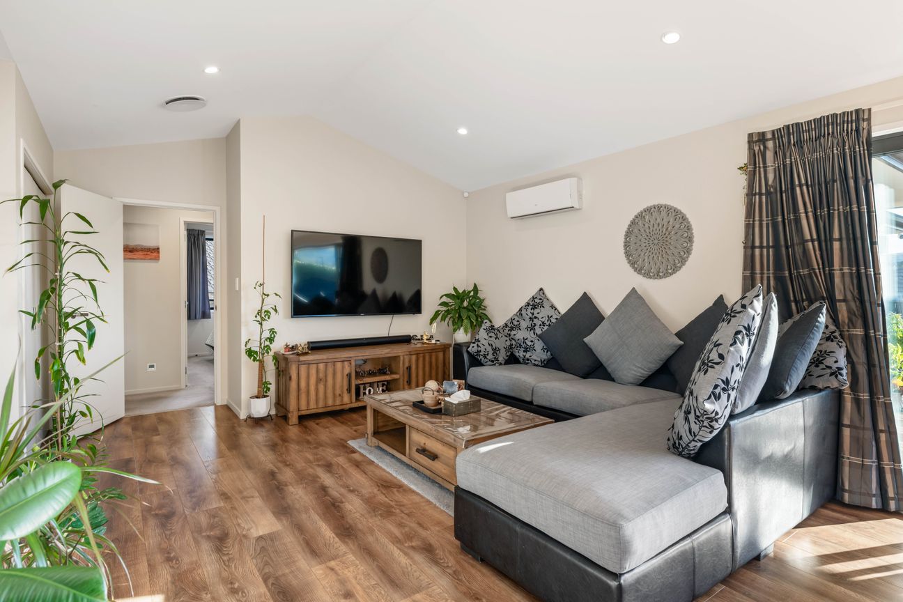 Sun-Soaked Family Living on Hillpark Drive! - Aanzicht 6