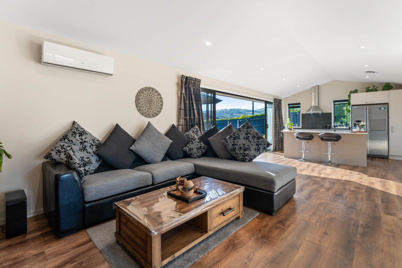 Sun-Soaked Family Living on Hillpark Drive! - Meer