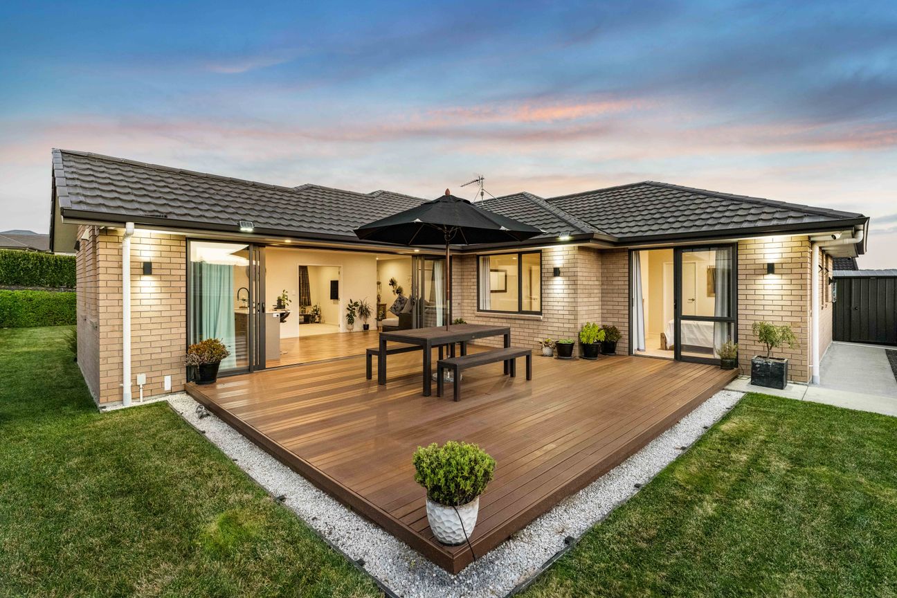 Sun-Soaked Family Living on Hillpark Drive! - Aanzicht 3