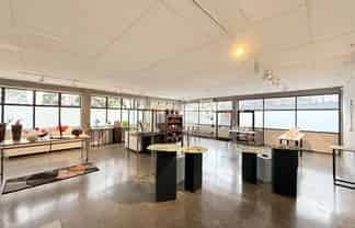 CHARACTER OFFICE / SHOWROOM WITH PROFILE
