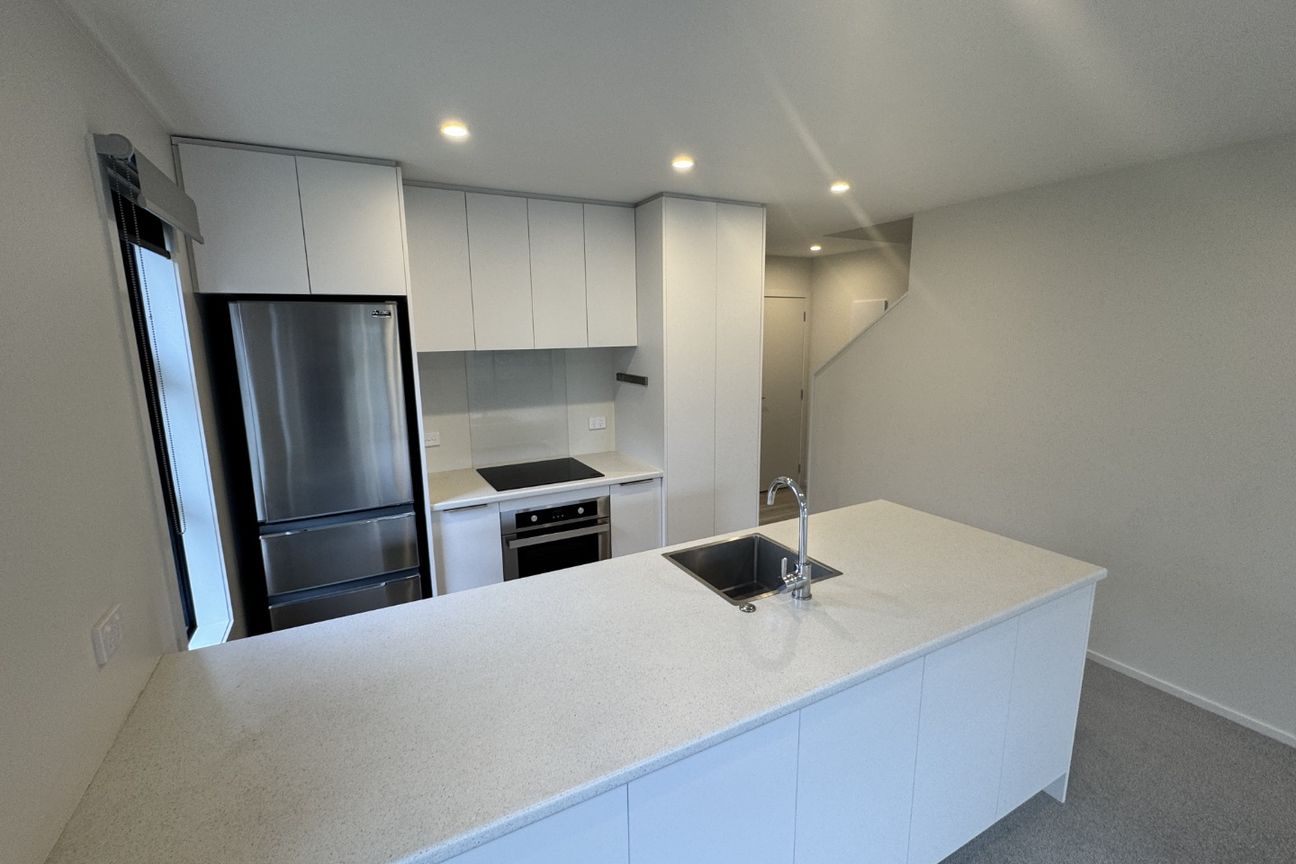 THREE BEDROOM TOWNHOUSE with so much to offer: - Όψη 3