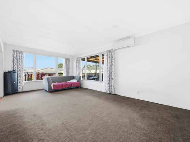 23 Chadwick Crescent, Mangere East