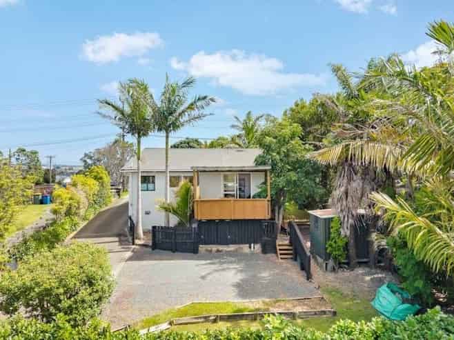 899 East Coast Road, Northcross