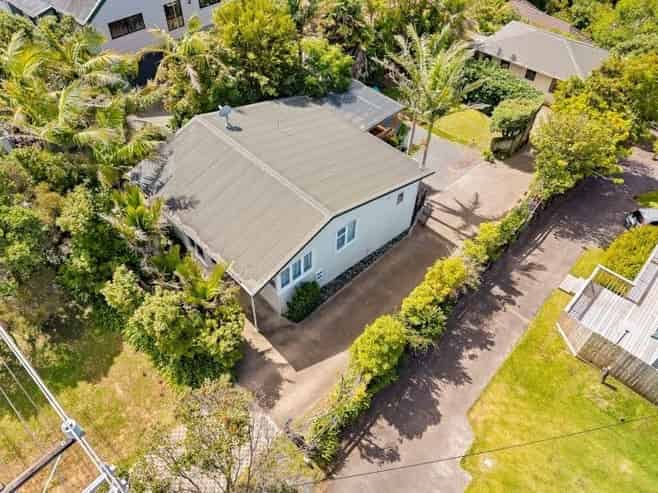 899 East Coast Road, Northcross