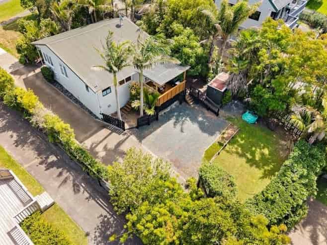 899 East Coast Road, Northcross